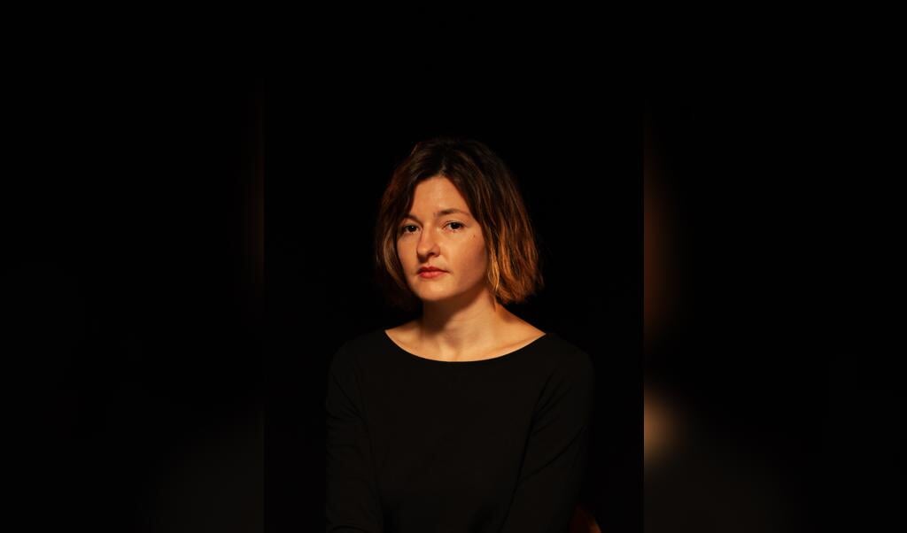 Laura Freudenthaler maakt in haar roman 'Fantoomliefde' zinnen die als de wortels van bomen op een dieper niveau met elkaar lijken te communiceren. (beeld Marianne Andrea Borowiec)