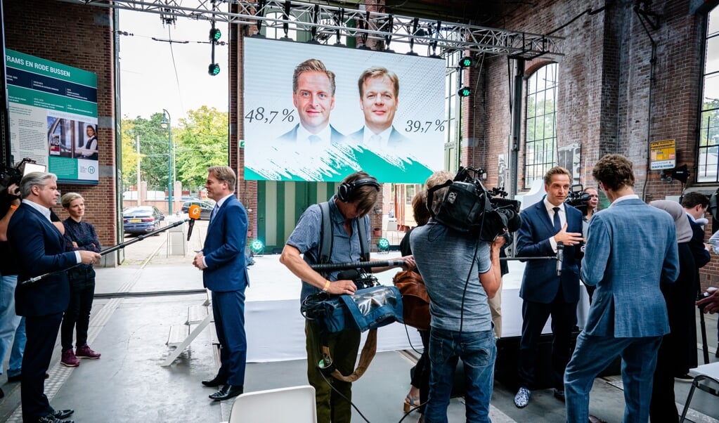 Omtzigt (l.) en De Jonge staan de media te woord na het bekend worden van de uitslag. Het CDA moest er niet door verdeeld raken, dat was vanaf het begin een randvoorwaarde van de lijsttrekkerscampagne. (beeld anp / Bart Maat)