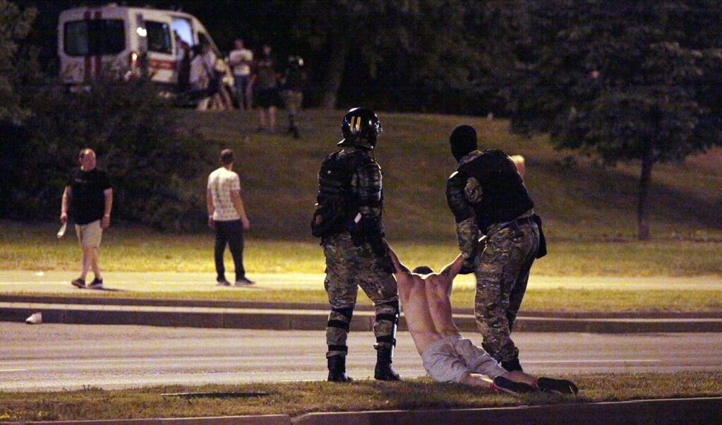 Het verzet tegen Loekasjenko verspreidt zich steeds meer in alle lagen van de bevolking, maar de politie treedt nog steeds hard op tegen demonstranten. (beeld afp / Siarhei Leskiec)