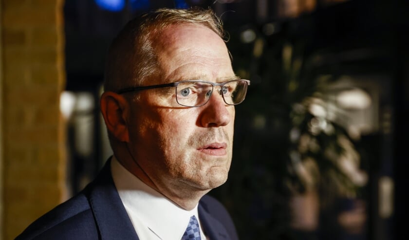 <p>SGP-wethouder Geert Post na afloop van een spoedberaad. De wethouder legt zijn taken voorlopig neer, nadat bekend werd dat hij werkzaam is voor het transportbedrijf van zijn zoon. Post verzweeg dit. </p> (beeld anp / Vincent Jannink)