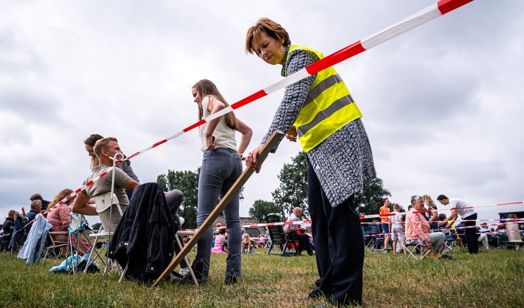 Bij een kerkdienst in een weiland in Barneveld worden de kerkgangers op anderhalve meter afstand gezet. (beeld anp / Rob Engelaar)