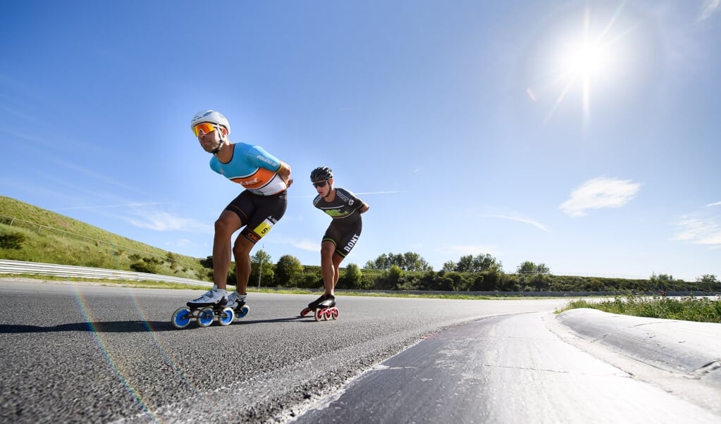 Inline Skaters Crispijn Ariens (links) en Bart Hoolwerf (rechts) trainen op het circuit Zandvoort als voorbereiding op het NK Inline skaten. (beeld Vincent Riemersma)