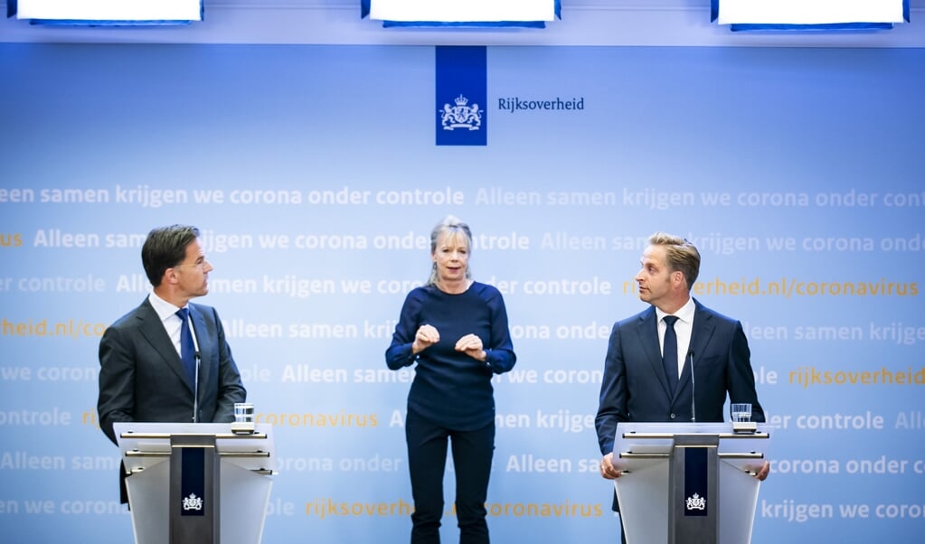 Premier Mark Rutte (L) en minister Hugo de Jonge van Volksgezondheid, Welzijn en Sport tijdens een persconferentie over de huidige stand van zaken omtrent corona in Nederland. ANP REMKO DE WAAL (beeld anp / Remko de Waal)