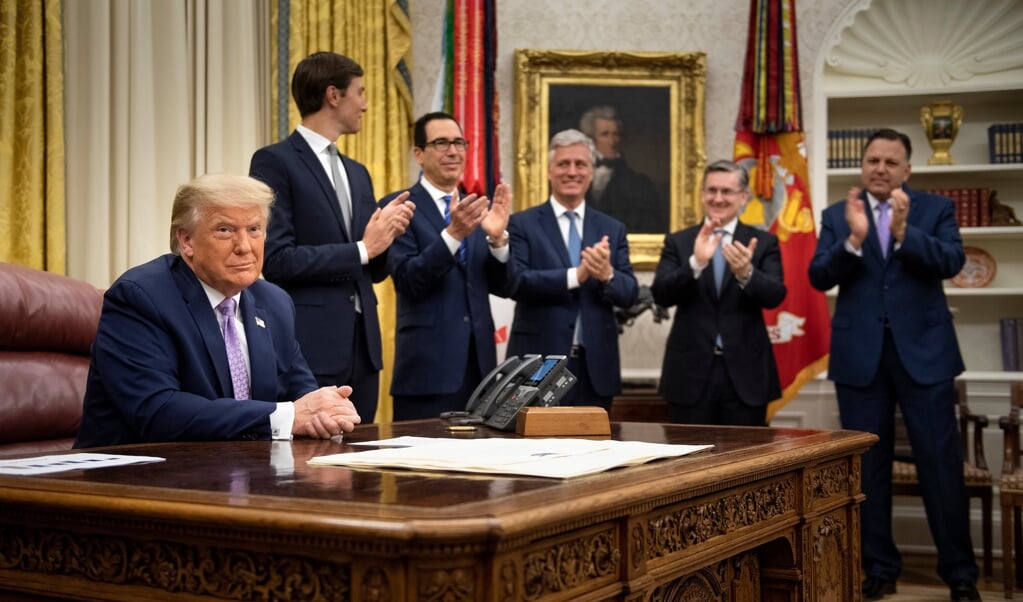Applaus nadat Trump het 'historische akkoord' tussen Israël en de Verenigde Arabische Emiraten heeft afgekondigd. (beeld afp / Brendan Smialowski)