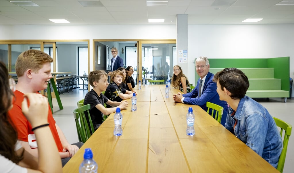 <p>Onderwijsminister Arie Slob was vorige maand bij de start van het schooljaar - in coronatijd - op de middelbare school Lumion in Amsterdam. Hij wil de opdracht aan scholen aanscherpen om goed burgerschap te onderwijzen.</p> (beeld anp / Robin van Lonkhuijsen)