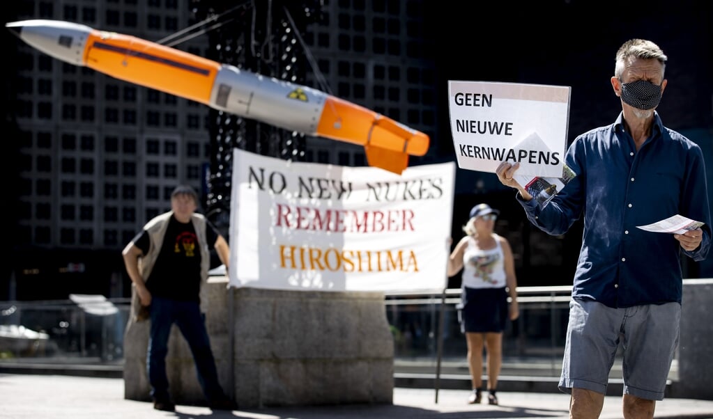 Demonstranten voerden donderdag, 75 jaar na de atoombom op Hiroshima, actie op het Beursplein in Amsterdam voor een wereld zonder nieuwe kernwapens. (beeld anp / Koen van Weel)