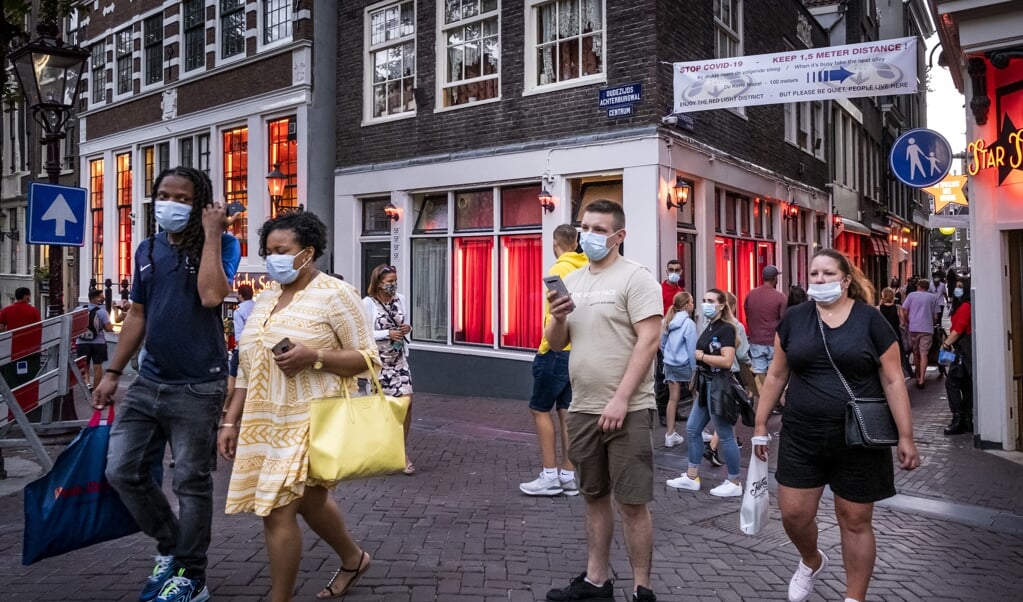 <p>Het aantal vrouwen uit arme landen in Oost-Europa dat in de Nederlandse prostitutie werkzaam is, is sinds de legalisering van de prostitutie in Nederland toegenomen. Op de Wallen in Amsterdam is het zelfs 95 procent van alle vrouwen.</p> (beeld anp / Ramon van Flymen)