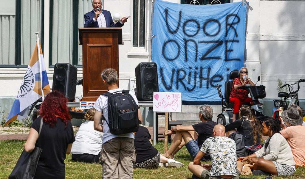 Actievoerders demonstreren in Enschede tegen de coronamaatregelen. Zij zijn onder meer tegen de anderhalvemetersamenleving en willen geen verplichting om mondkapjes te dragen. (beeld anp / Vincent Jannink)