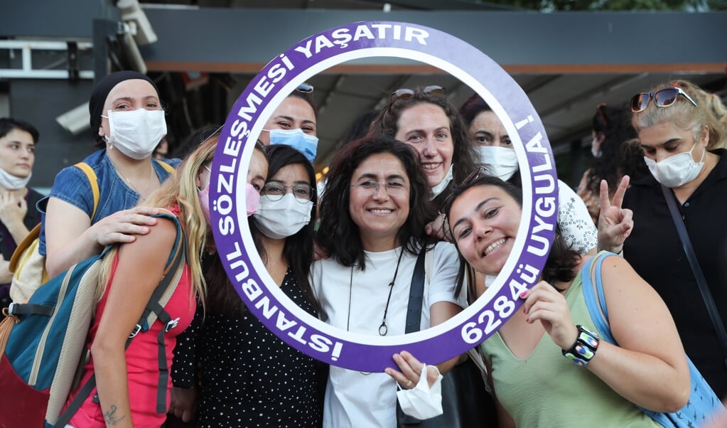 Turkse vrouwen demonstreerden vorige week in Ankara. Zij eisen dat de regering zich niet terugtrekt uit de Istanbul Conventie. (beeld afp / Adem Altan)