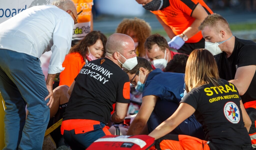 Doktoren behandelen Fabio Jakobsen na zijn val woensdag in de eerste etappe van de Ronde van Polen (beeld Epa/ Andrzej Grygiel)