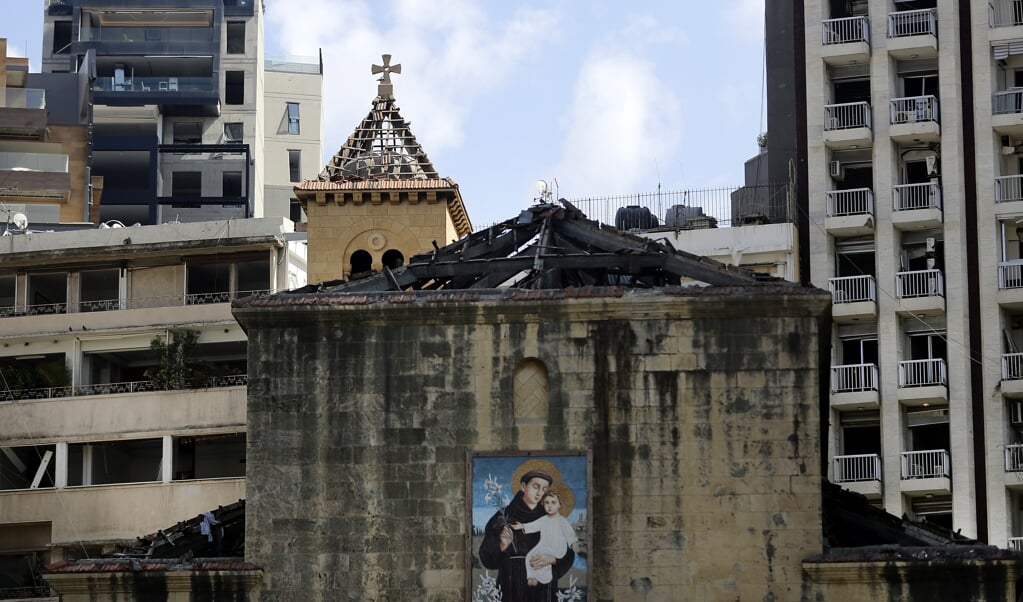 De St. Antoinekerk en andere beschadigde gebouwen nabij de haven van Beiroet, waar de verwoestende explosie plaatsvond. (beeld afp / Joseph Eid)