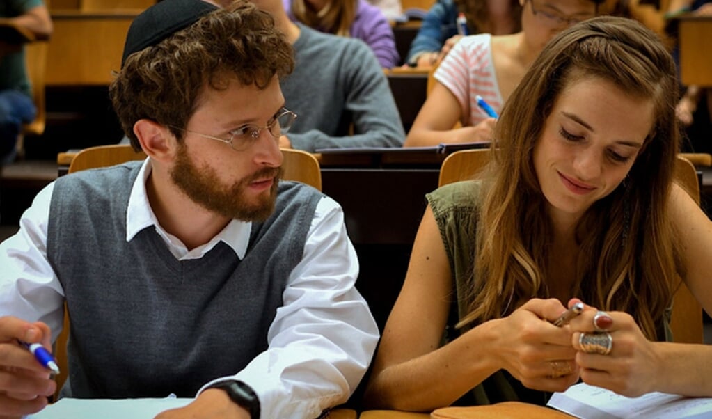 Het liefdespad leidt Motti regelrecht in de armen van studiegenote Laura. Een sjikse, oftewel: een niet-joods meisje. (beeld dcm film distribution)
