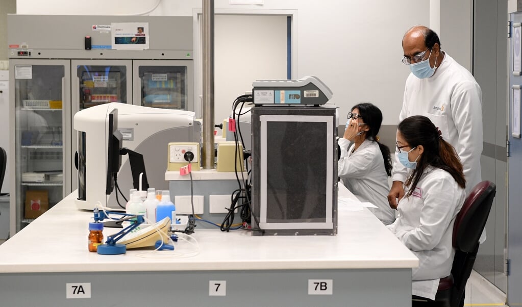 De Australische premier Scott Morrison kijkt mee in het hoofdkantoor van AstraZeneca in Sydney. (beeld epa / Dan Himbrechts)