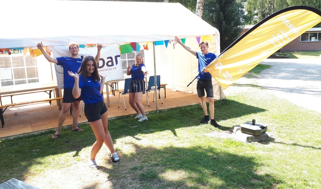 De vier teamleden van het Dabar-project in Vriezenveen, vanaf links: Leander, Sarah, Anouk en Ruben. (beeld Agnes van Haaften)