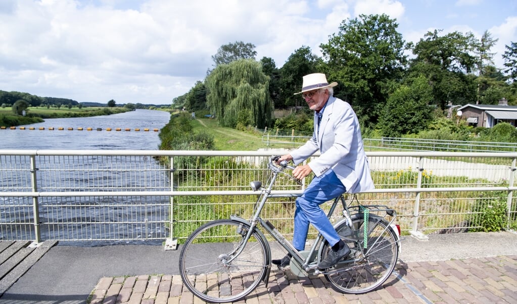 Jan Schinkelshoek fietst via de stuw bij Vilsteren over de Overijsselse Vecht. (beeld Frank Uijlenbroek)
