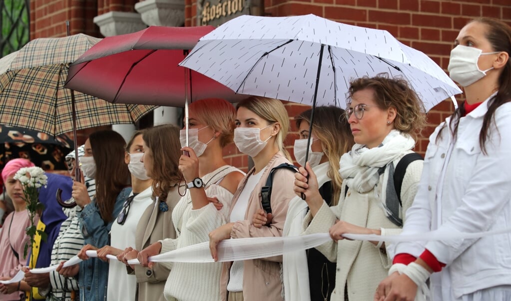 <p>Rooms-katholieke vrouwen vormen een kring rond de St Simon en Helea kerk in Minsk, de hoofdstad van Belarus</p> (beeld Epa/tatyana Zenkovich)