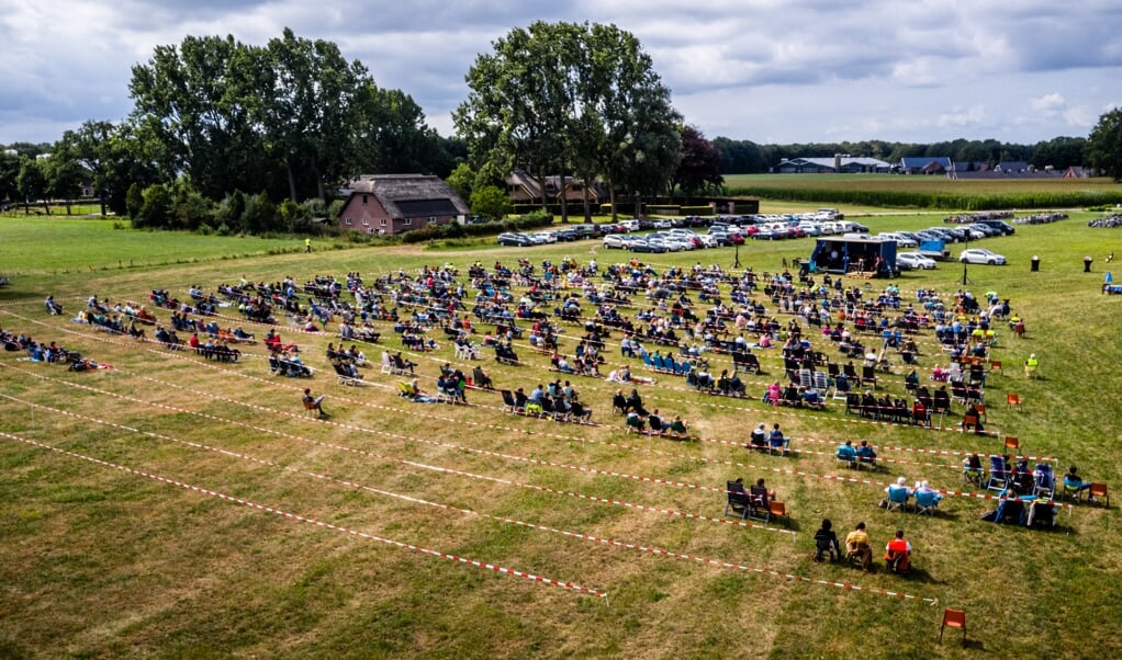 Dronefoto van een openluchtkerkdienst van de Hervormde Gemeente Barneveld. op een weiland in Barneveld. (beeld anp / Rob Engelaar)