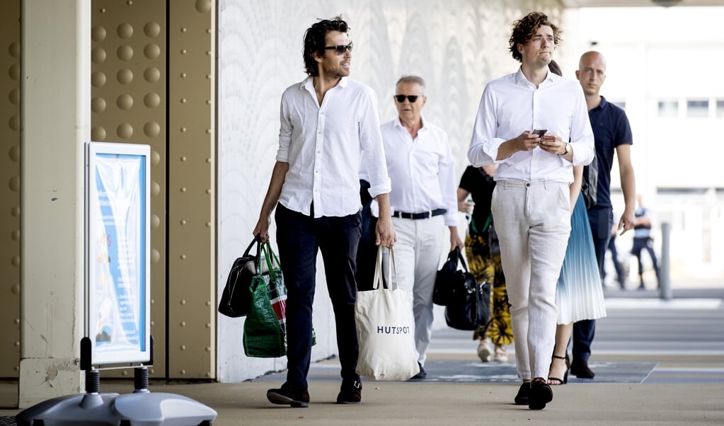 De advocaten (van links naar rechts) Juriaan de Vries, Nico Meijering, Sebastiaan van Klaveren en Christian Flokstra arriveren bij de extra beveiligde rechtbank op Schiphol voor een zitting in het grote liquidatieproces Marengo. (beeld anp / Koen van Weel)