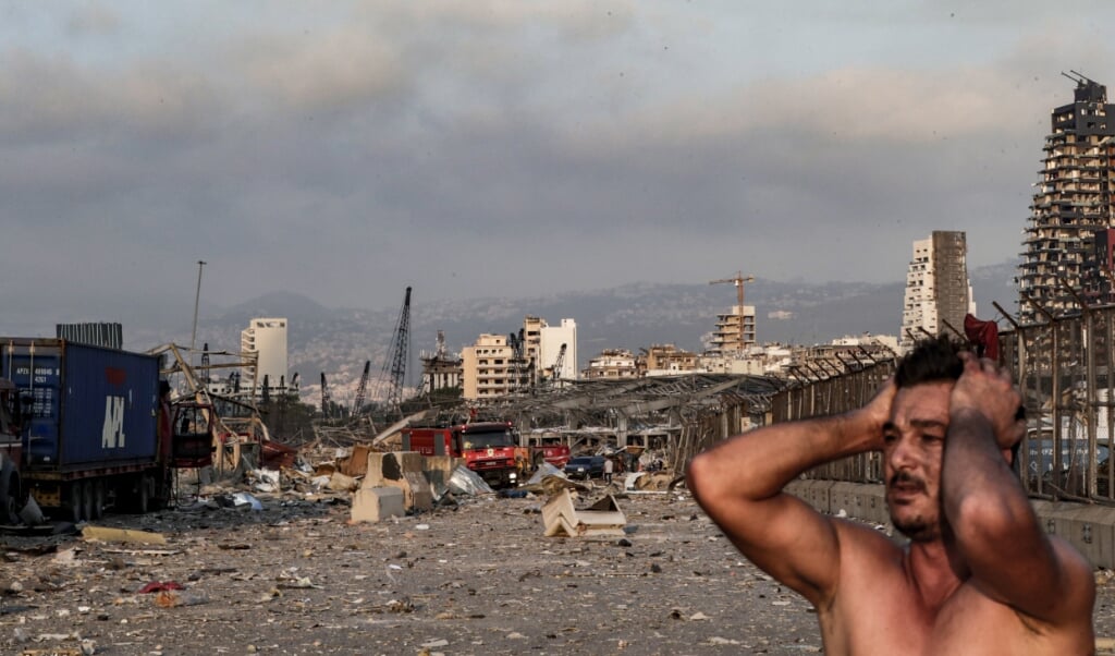 Verbijstering na de zware explosie, die een deel van de Libanese hoofdstad Beiroet in een puinhoop veranderde. (beeld afp / Ibrahim Amro)