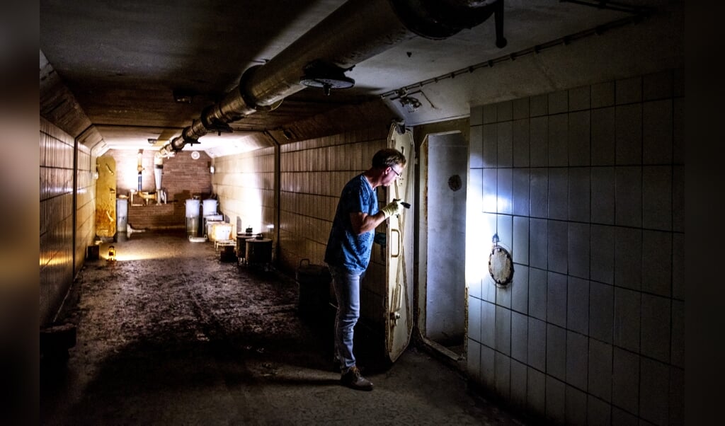 Erik Laurentzen van de gemeente Arnhem is afgedaald in de voormalige atoombunker onder de stad. ( beeld Raymond Rutting)