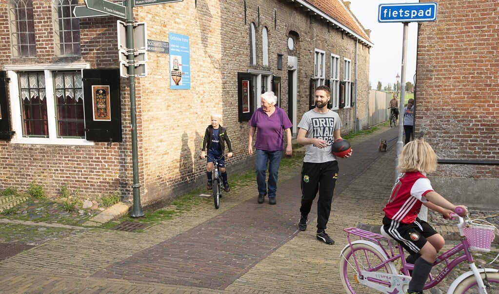 <p>De oude binnenstad van Hindeloopen. Bewoners vrezen dat nog meer woningen verhuurd worden als vakantiehuis.</p> (beeld Harry Cock)
