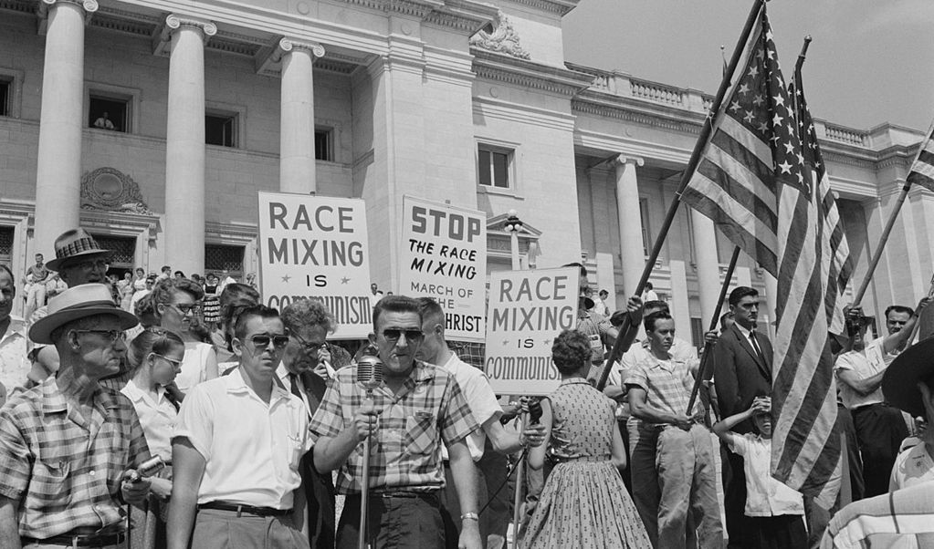 Blanken in Little Rock, Arkansas, demonstreren in 1959 voor de scheiding van blank en zwart. (beeld Library of Congress)