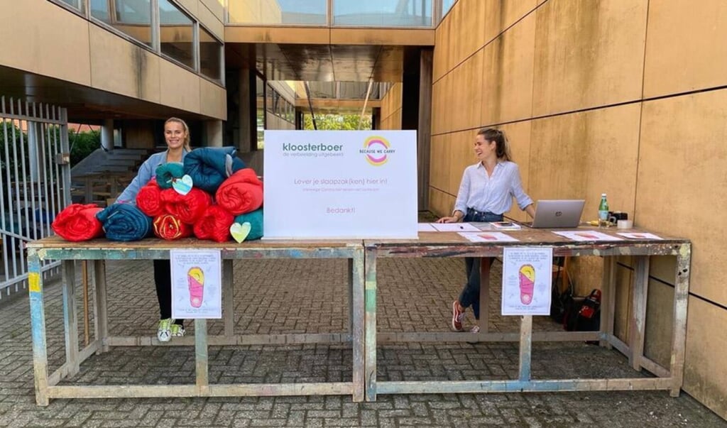 De hulporganisatie Because We Carry zamelde 15000 slaapzakken in voor vluchtlingen van kamp Moria op Lesbos (beeld Because We Carry)