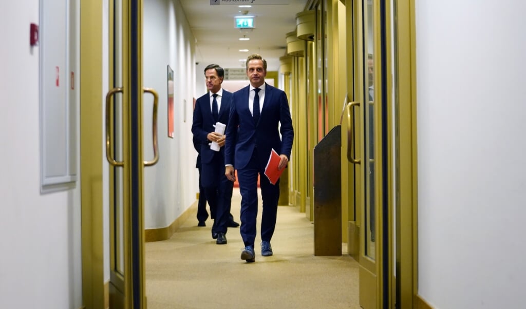 <p>Premier Mark Rutte en coronaminister Hugo de Jonge voorafgaand aan de persconferentie over coronavirus in Nederland.</p> (beeld anp / Phil Nijhuis)
