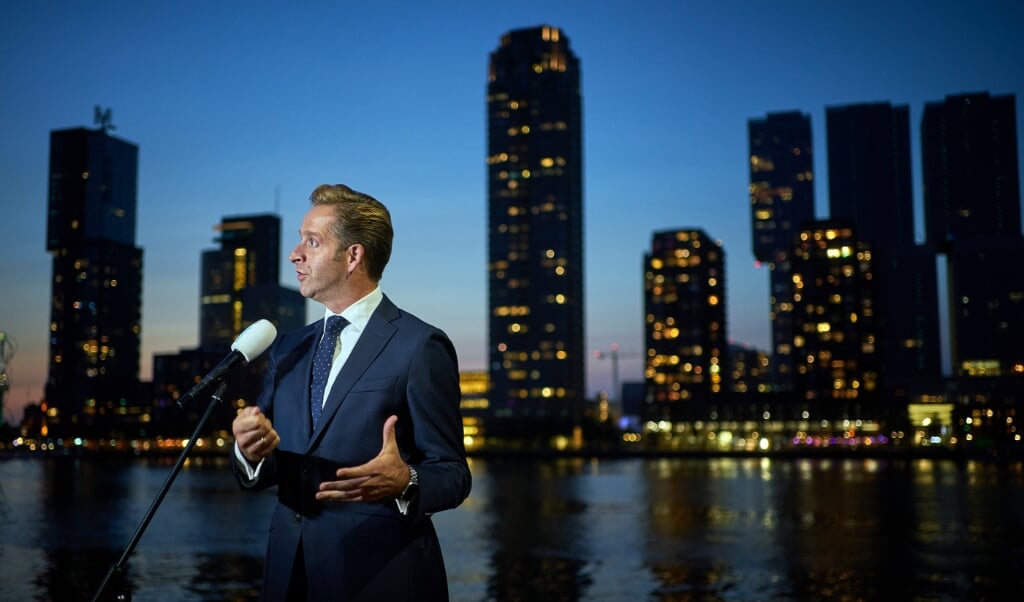 Minister Hugo de Jonge geeft vlak bij zijn woning een toelichting op de Kamerbrief over coronatests. (beeld anp / Phil Nijhuis)