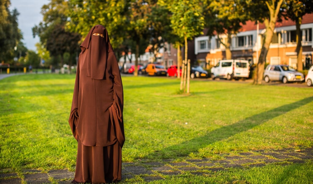 <p>Karima Rahmani kan niet meer zomaar de straat op in niqaab: 'Je wordt minstens uitgescholden, of mensen steken zomaar hun middelvinger op.'</p> (beeld Ron Beenen)