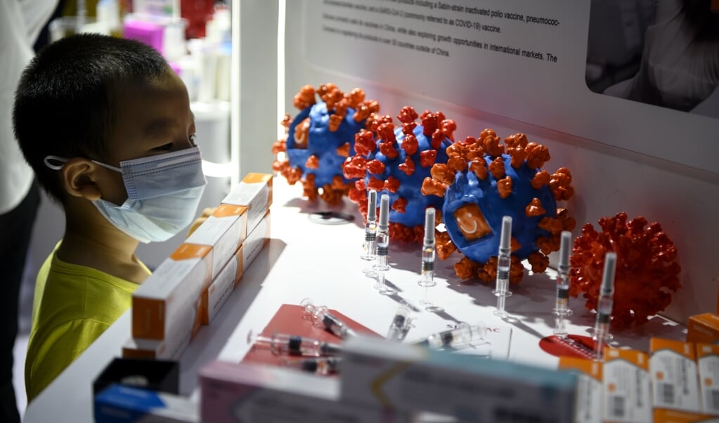 Het Chinese bedrijf Sinovac presenteerde vorige week zaterdag een kandidaatvaccin tegen corona op een handelsbeurs in Peking. (beeld afp / Noel Celis)