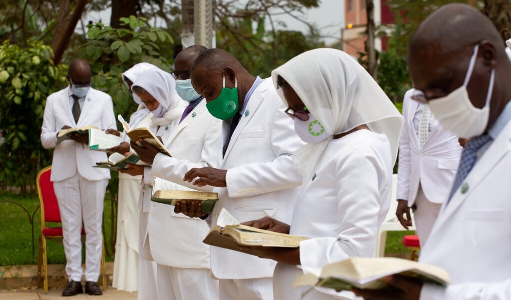 <p>In de Angolese hoofdstad Luanda kwamen afgelopen weekend gemeenteleden voor het eerst samen sinds de uitbraak van COVID-19. </p> (beeld afp / Osvaldo Silva)