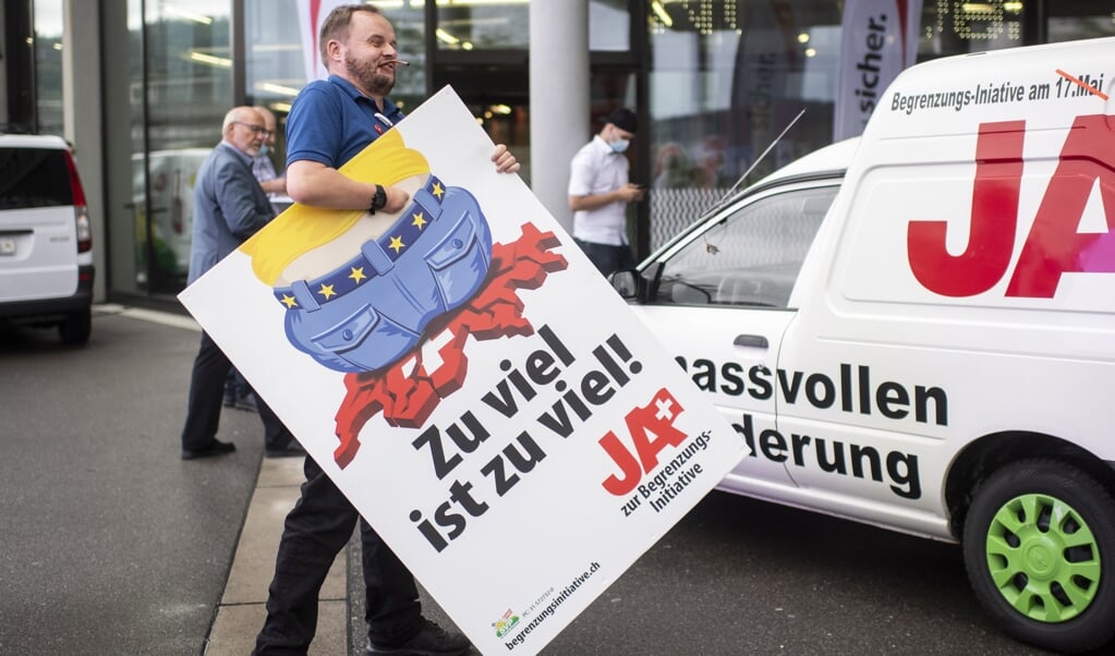 <p>De Zwitsers willen geen rem op migratie uit de EU, is de uitkomst van het referendum dat zondag werd gehouden.</p> (beeld epa / Ennio Leanza)
