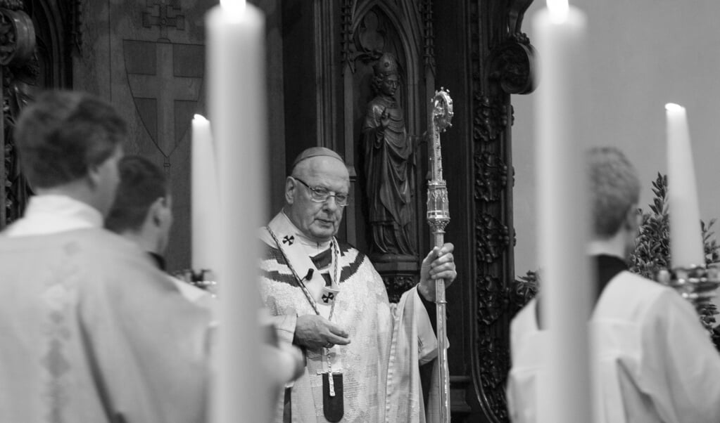Kardinaal Adrianus Simonis tijdens de laatste eucharistieviering voor zijn emeritaat als aarttsbisschop van Utrecht (2008). (beeld anp / Robin Utrecht)