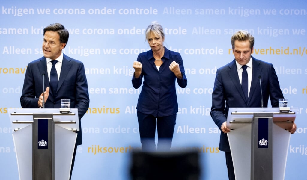 <p>Premier Mark Rutte en minister Hugo de Jonge (Volksgezondheid) tijdens een persconferentie het coronavirus.</p> (beeld anp / Remko de Waal)