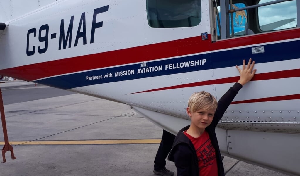 Judah Obdam bij het vertrek van de familie uit Mozambique. Een ‘privévlucht’ met zendingsorganisatie MAF bleek de enige manier om weg te komen. (beeld Karen Zilver)