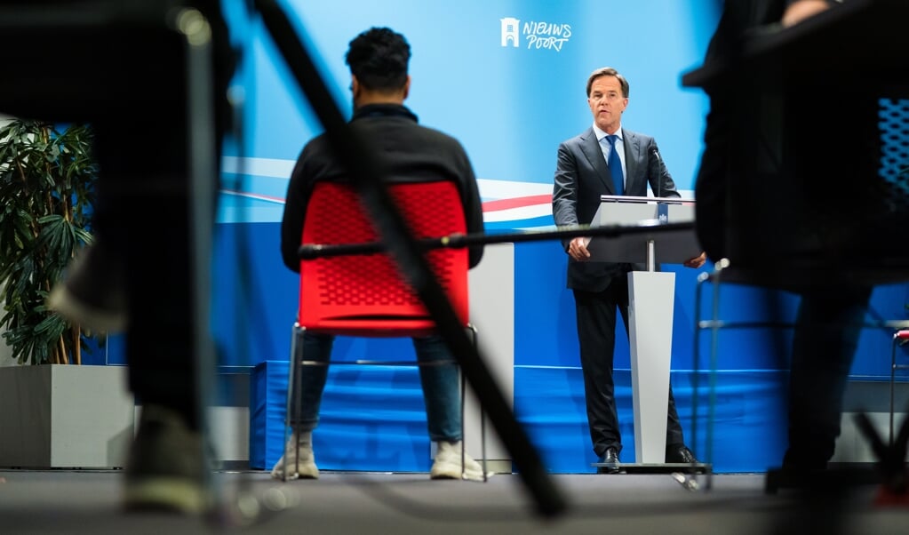 Premier Mark Rutte tijdens zijn persconferentie na de wekelijkse ministerraad. 'Ik ga Nederland niet smeken zich aan de coronamaatregelen te houden. We geven de feiten.' (beeld anp / Bart Maat)