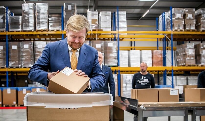 2020-09-24 13:18:26 WINSCHOTEN - Koning Willem-Alexander tijdens de opening van de nieuwe productie- en assemblagelocatie voor coronatestkits van PerkinElmer. De Amerikaanse organisatie heeft een extra locatie geopend vanwege de grote vraag naar de testkits. ANP ROYAL IMAGES REMKO DE WAAL (beeld anp / Remko de Waal)