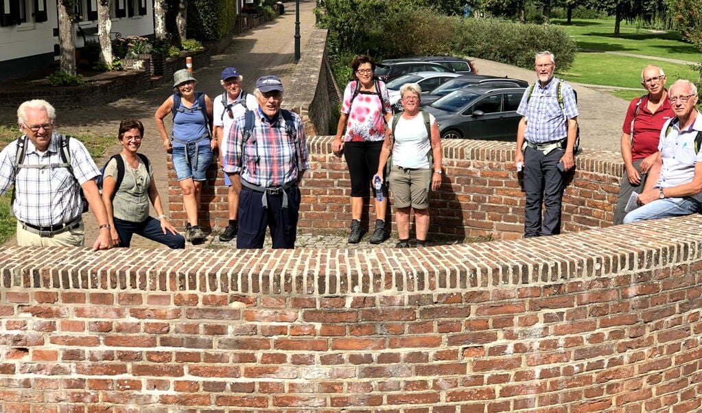 <p>Teus van Harten (links) In Asperen met een ad-hocwandeling vanuit Leerdam op 31 augustus 2020.</p> (beeld Jan de Vries)