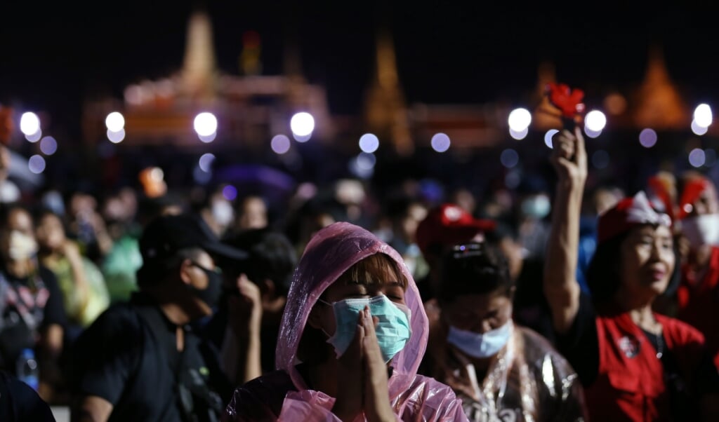 <p class="G_foto_bijschrift13" pstyle="G_foto_bijschrift1-3">Duizenden demonstranten zwaaien met de zaklamp op hun mobiele telefoons tijdens protesten tegen de regering en het koningshuis. </p> (beeld epa / Narong Sangnak)
