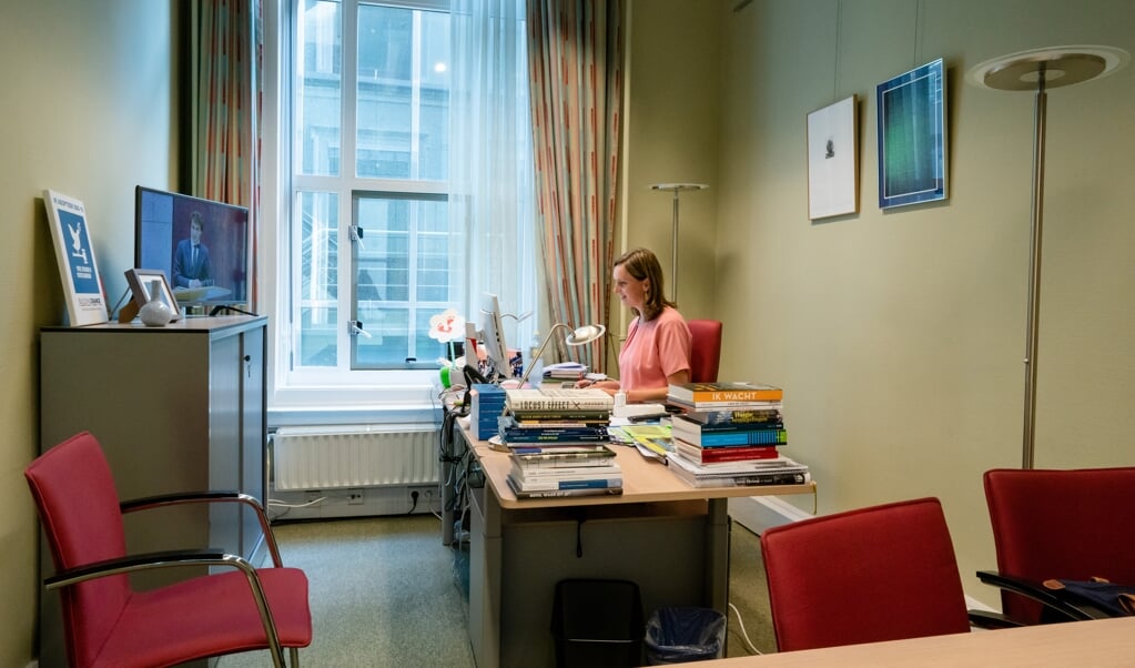 Een groot aantal Kamerleden volgde woensdag de Algemene Beschouwingen vanuit hun werkkamer. Stieneke van der Graaf (Christenunie). (beeld anp / Bart Maat)