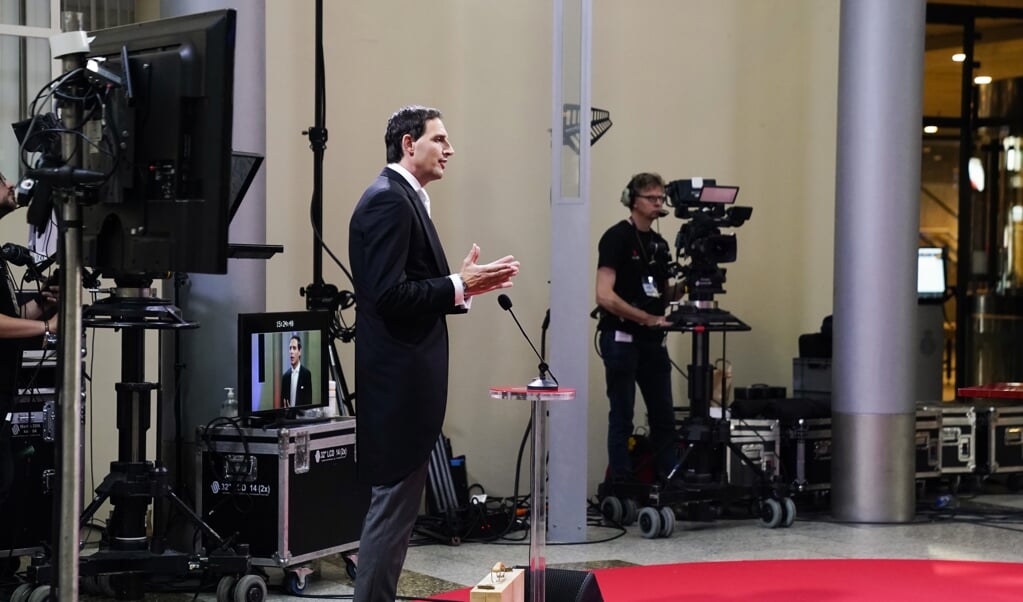 <p>Minister Wopke Hoekstra van financien staat op Prinsjesdag de pers te woord na afloop van de presentatie van de miljoenennota. Het begrotingsbeleid wijkt sterk af van dat tijdens de vorige crisis in 2008.</p> (beeld anp / Phil Nijhuis)