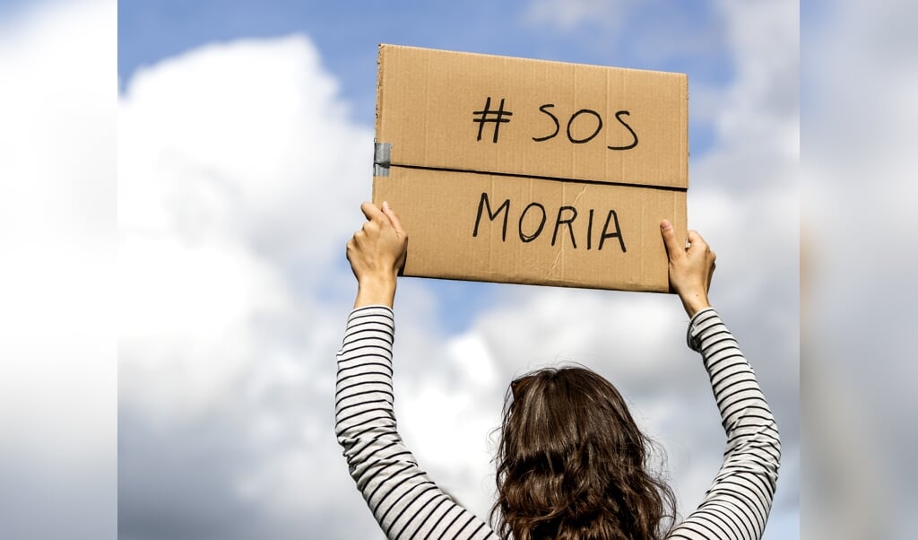 <p>Het kabinet moet volgens critici meer mensen uit vluchtelingenkamp Moria opvangen in Nederland.</p> (beeld anp / Remko de Waal)