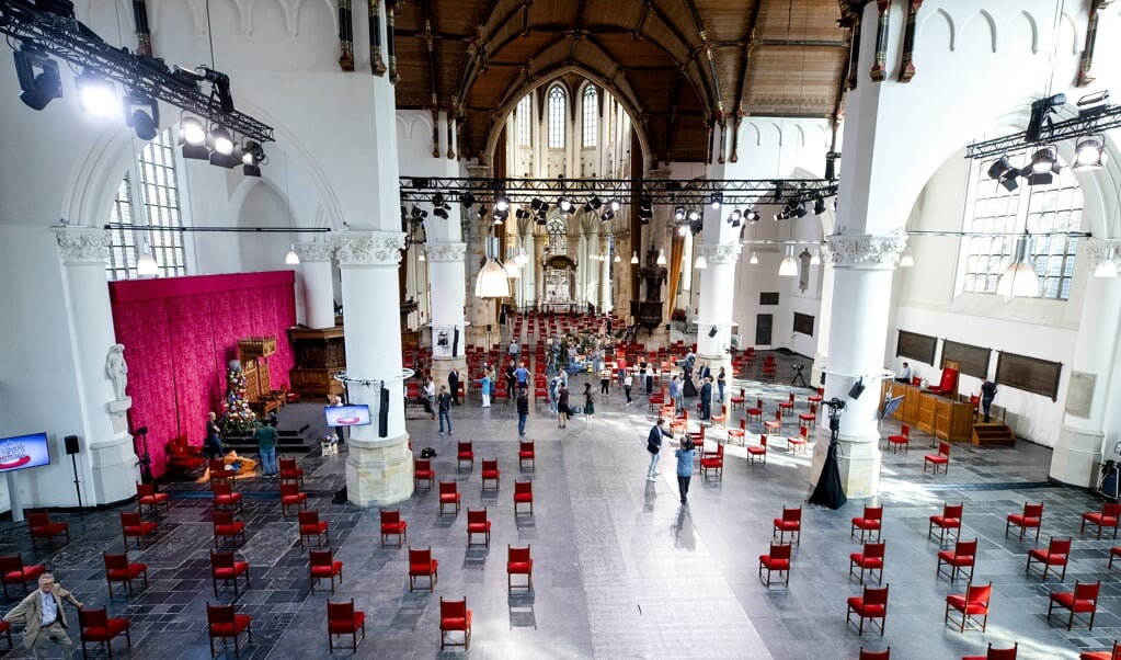 <p>De laatste voorbereidingen worden getroffen in de Grote Kerk, in aanloop naar Prinsjesdag. </p> (beeld anp / Sem van der Wal)