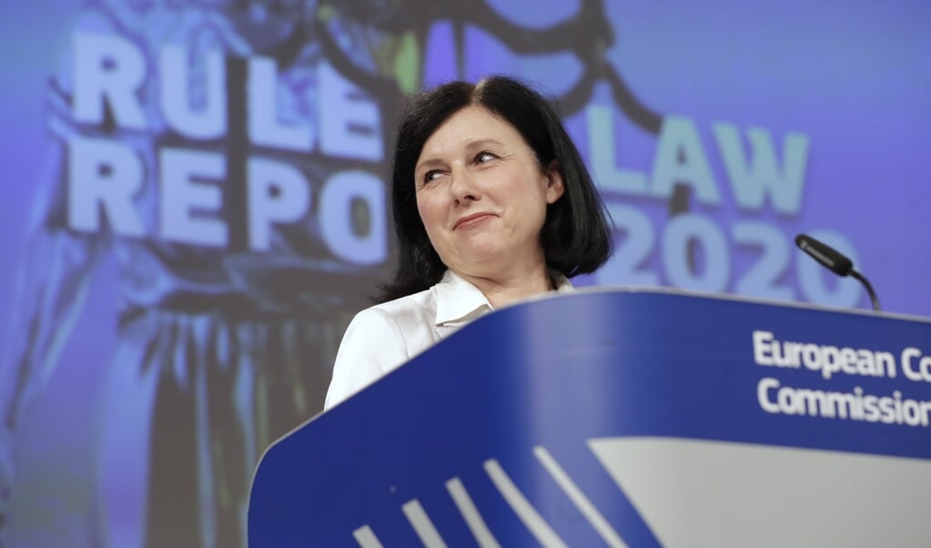 <p>Eurocommissaris Vera Jourová weet wat het is om in de land te leven waar de rechtsstaat niets waard is.</p> (beeld afp / Olivier Hoslet)