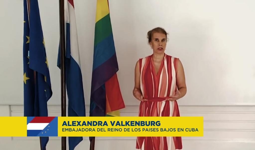 <p>Alexandra Valkenburg afgelopen 17 mei als Nederlandse ambassadeur op Cuba met een videoboodschap ter gelegenheid van de 'Internationale Dag tegen Homofobie, Transfobie en Bifobie'.</p> (beeld Facebook - Unión Europea en Cuba)