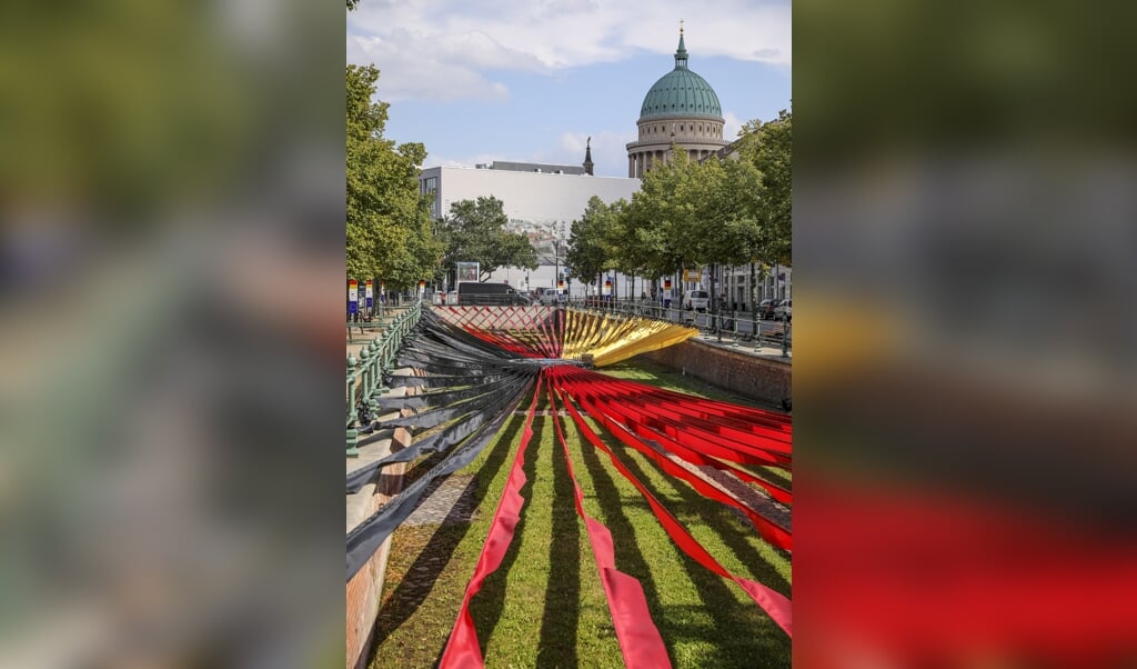 <p class="G_foto_bijschrift_zonderbalk" pstyle="G_foto_bijschrift_zonderbalk">Lange stroken stof in de kleuren van de Duitse nationale vlag, uitgespreid in het oude stadskanaal in Potsdam. Dit ter gelegenheid van de Dag van de Duitse Eenheid op 3 oktober.</p> (beeld epa / Omer Messinger)