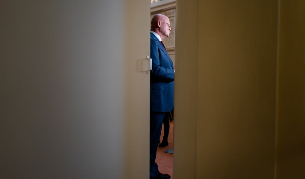 <p>Minister Ferdinand Grapperhaus: 'Ik doe niet mee aan de karikatuur dat je voortaan vooraf eerst een formulier moet tekenen om seks te hebben.'</p> (beeld anp / Bart Maat)