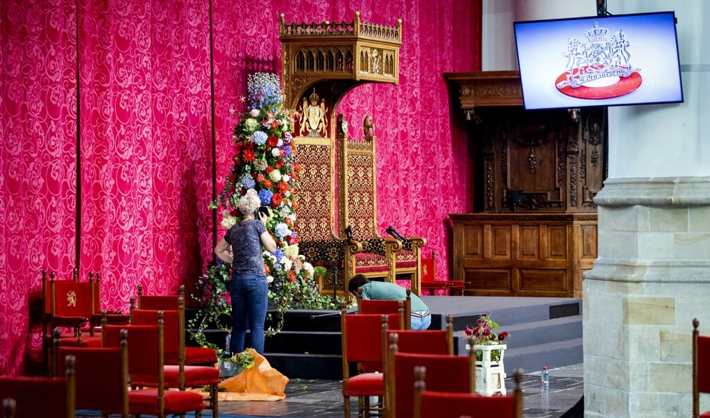 De laatste voorbereidingen worden getroffen in de Grote Kerk, in aanloop naar Prinsjesdag. De ceremonie ziet er dit jaar anders uit, wegens de maatregelen rondom het coronavirus. (beeld anp / Sem van der Wal)