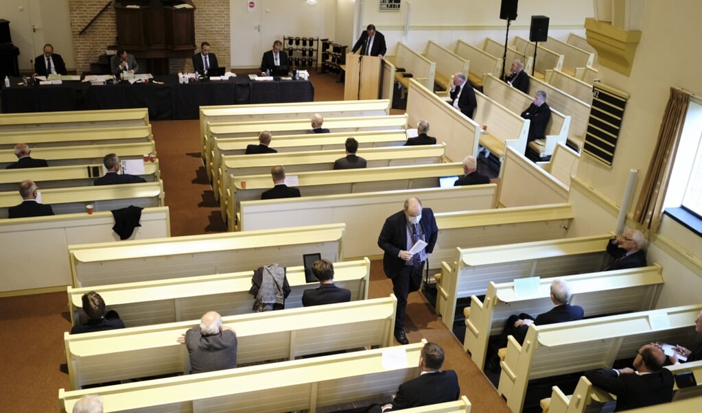<p>De generale synode van de CGK kwam dinsdag bij elkaar in de Dorpskerk van Nunspeet. Belangrijkste besluit was om de beslissing over de vrouw in het ambt niet uit te stellen. </p> (beeld Dick Vos)